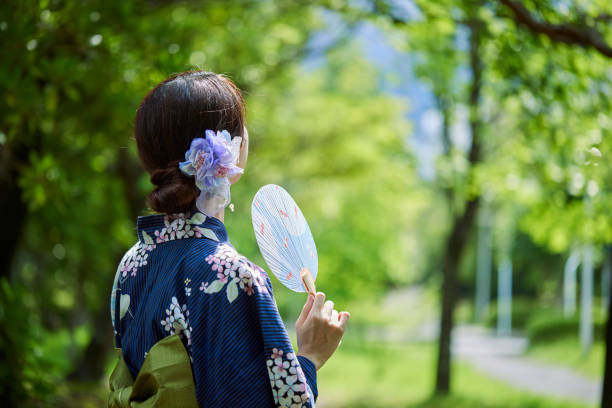 young japanese woman wearing a yukata - obi sash fotos imagens e fotografias de stock