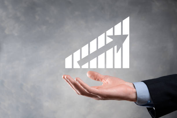 Businessman holding graph growth and increase of chart positive indicators in his business.Investment up concept.analyzing sales data and economic,strategy and planning, Digital marketing and stock market. empresario sosteniendo el crecimiento gráfico y el aumento de los indicadores positivos gráfico en su negocio. concepto de inversión up.análisis de datos de ventas y económicos, estrategia y planificación, marketing digital y mercado de valores
