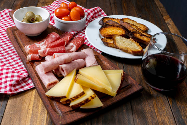 mesa de queijo e frios, tomate cereja, azeitonas. - argentina wine antipasto food - fotografias e filmes do acervo