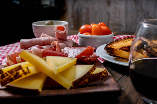 mesa de queijo e frios, tomate cereja, azeitonas. - argentina wine antipasto food - fotografias e filmes do acervo
