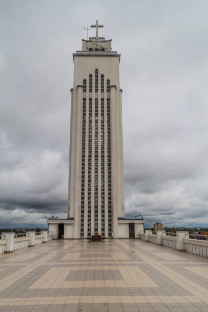 torre de la basílica de la resurrección de cristo en kaunas, lithuani - christs fotografías e imágenes de stock