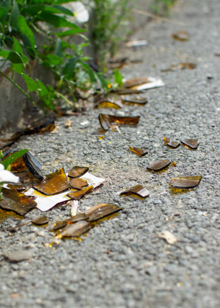 vetro da una bottiglia rotta su una strada pedonale asfaltata da vicino. - close up of a broken bottle, street foto e immagini stock