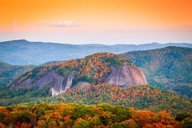 pisgah national forest, carolina del norte, ee. uu. en looking glass rock - rock pinnacle cliff mountain peak fotografías e imágenes de stock