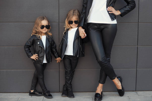 흰색 티셔츠, 가죽 블랙 재킷과 레깅스, 선글라스 하트 : 같은 의상을 입고 어머니와 두 자매. - wall women leather street 뉴스 사진 이미지