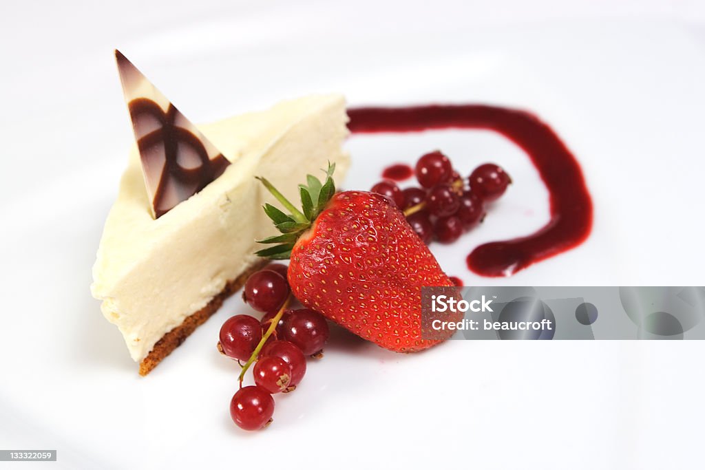 Cheesecake con fragole e redcurrants - Foto stock royalty-free di Alimentazione non salutare
