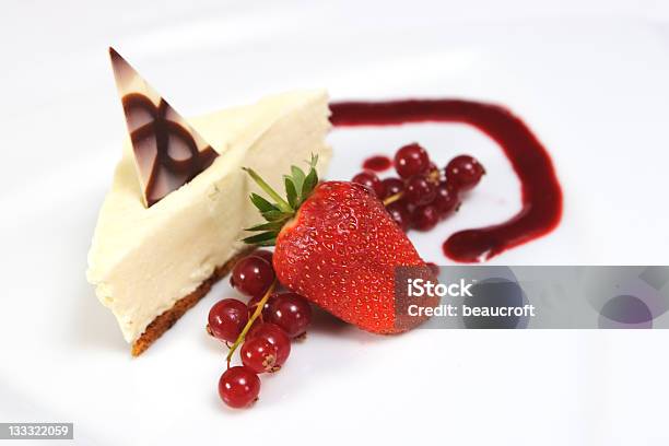 Cheesecake Con Fragole E Redcurrants - Fotografie stock e altre immagini di Alimentazione non salutare - Alimentazione non salutare, Ambientazione interna, Cibi e bevande