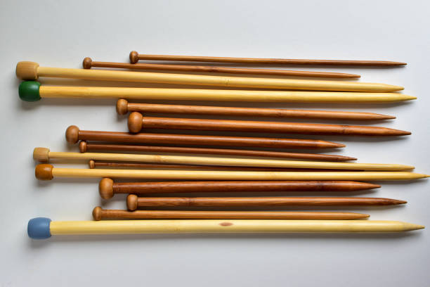 aiguilles à tricoter en bois de différentes tailles minces et trapues - knitting needle photos et images de collection