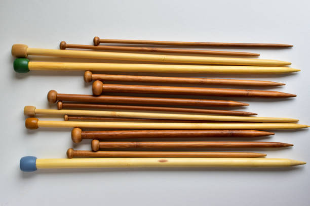 деревянные спицы для вязания различных размеров тонкие и объемные - knitting needle стоковые фото и изображения