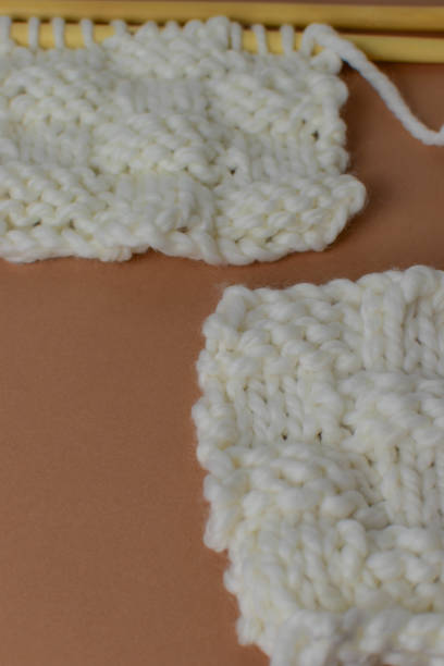 istock Basket effect knitting stitch in white chunky yarn 1333222173