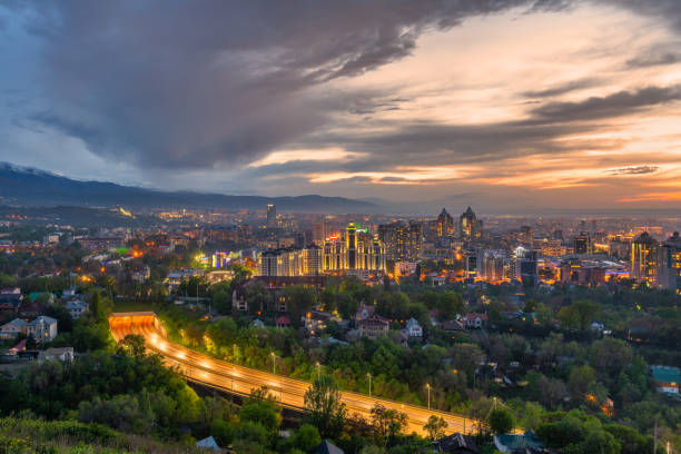 la parte central de la ciudad de almaty bajo el pintoresco cielo de la puesta de sol - almaty fotografías e imágenes de stock