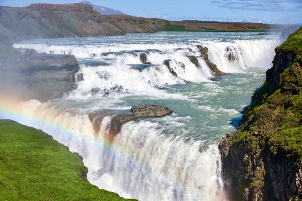 gullfoss, uma cachoeira localizada no cânion do rio hvita no sudoeste da islândia. - gullfoss falls - fotografias e filmes do acervo