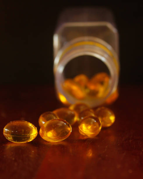 タラ肝油 - fish oil vitamin pill cod liver oil nutritional supplement ストックフォトと画像