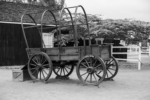 Black and white picture depicting old-fashioned covered wagon