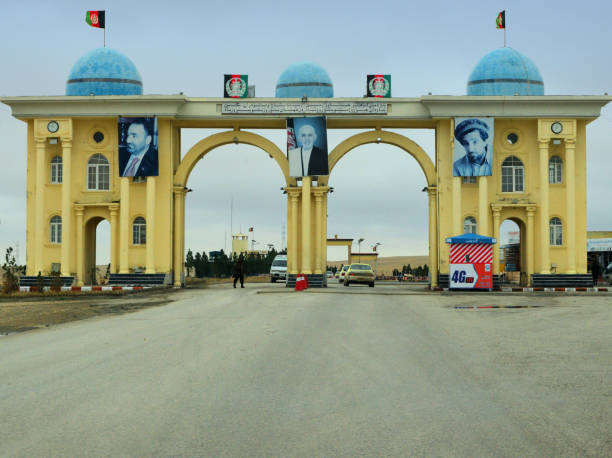 monumentales tor und kontrollpunkt am eingang zu mazar-i-sharif, afghanistan - mazar stock-fotos und bilder