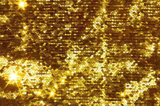 золотые сверкающие блестки блестки чешуйки, фон для вашего дизайна - sequin стоковые фото и изображения