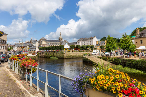 istock De rivier de Laita en de Smalltown van QUIMPERLE in het zuiden van Bretagne 1333250314