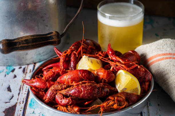 lagoswfish cozido na casca, milho grelhado e cerveja. - crayfish - fotografias e filmes do acervo