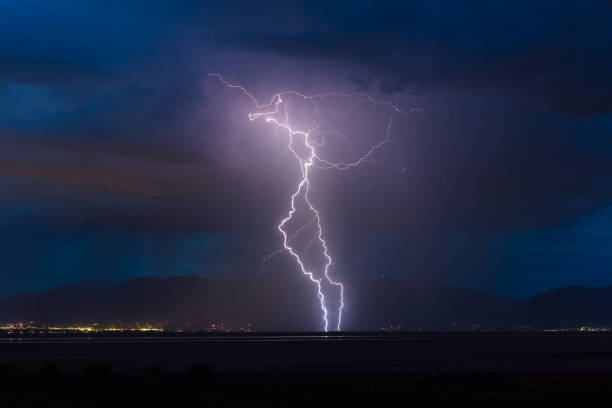 ユタ州ソルトレーク・シティー上空の嵐による落雷 - rocky mountains flash ストックフォトと画像