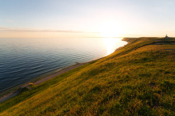 belo pôr do sol de verão no litoral de kaseberga, no sul da suécia. - skane - fotografias e filmes do acervo