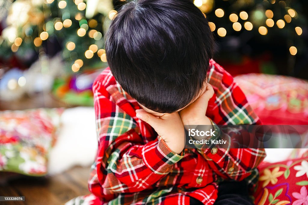 Giovane ragazzo triste il giorno di Natale - Foto stock royalty-free di Bambino