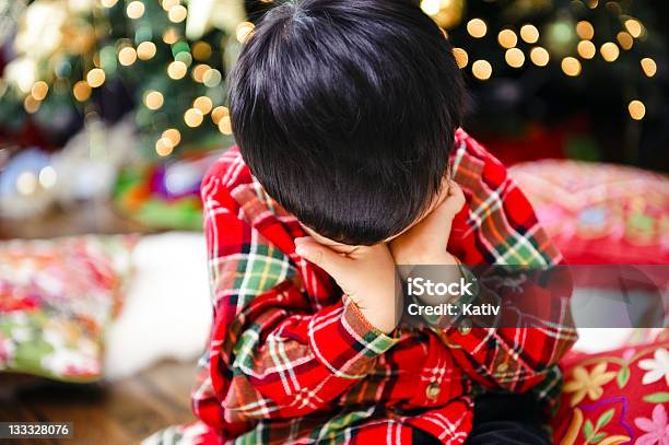 Giovane Ragazzo Triste Il Giorno Di Natale - Fotografie stock e altre immagini di Bambino - Bambino, Natale, Tristezza