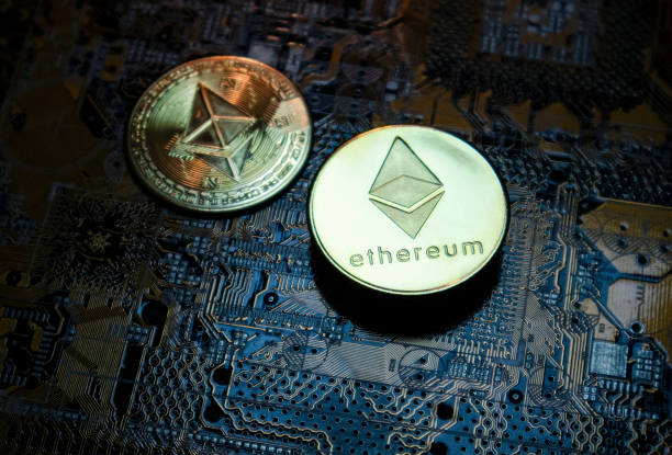 close-up da criptomoeda ethereum eth sobre circuito de computador - éter - fotografias e filmes do acervo