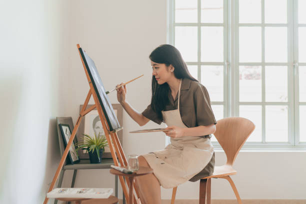 pelukis asia wanita menciptakan seni di studio rumahnya - seni lukis potret stok, foto, & gambar bebas royalti