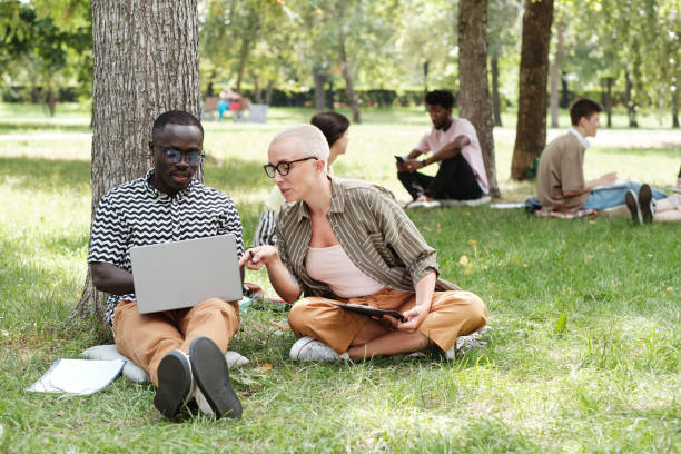 istock Business people working outdoors 1333311909
