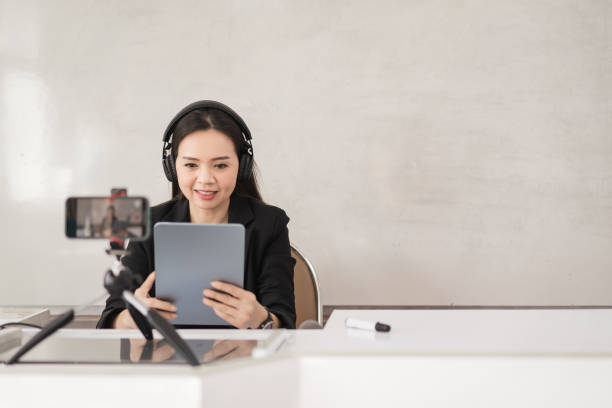 photo d’archives d’une femme d’affaires d’asie du sud-est professeur d’école étudiante tuteur vidéoconférence appelant sur ordinateur portable parler par webcam apprendre enseigner dans le chat en ligne, concept d’enseignement en ligne à d - youtube home video camera internet ipad photos et images de collection