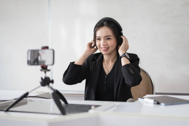 photo d’archives d’une femme d’affaires d’asie du sud-est professeur d’école étudiante tuteur vidéoconférence appelant sur ordinateur portable parler par webcam apprendre enseigner dans le chat en ligne, concept d’enseignement en ligne à d - youtube home video camera internet ipad photos et images de collection