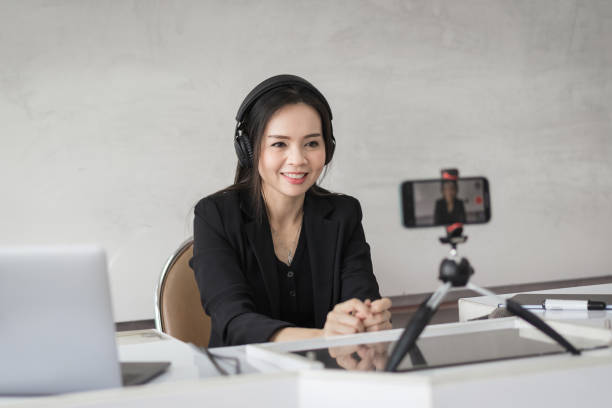 photo d’archives d’une femme d’affaires d’asie du sud-est professeur d’école étudiante tuteur vidéoconférence appelant sur ordinateur portable parler par webcam apprendre enseigner dans le chat en ligne, concept d’enseignement en ligne à d - youtube home video camera internet ipad photos et images de collection