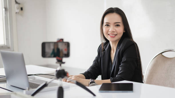 photo d’archives d’une femme d’affaires d’asie du sud-est professeur d’école étudiante tuteur vidéoconférence appelant sur ordinateur portable parler par webcam apprendre enseigner dans le chat en ligne, concept d’enseignement en ligne à d - youtube home video camera internet ipad photos et images de collection