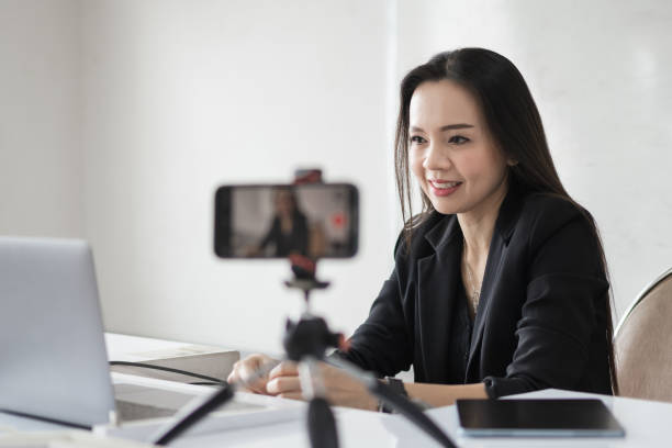 photo d’archives d’une femme d’affaires d’asie du sud-est professeur d’école étudiante tuteur vidéoconférence appelant sur ordinateur portable parler par webcam apprendre enseigner dans le chat en ligne, concept d’enseignement en ligne à d - youtube home video camera internet ipad photos et images de collection