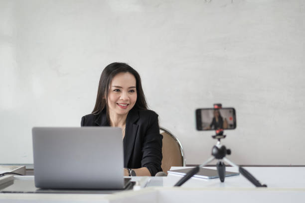 photo d’archives d’une femme d’affaires d’asie du sud-est professeur d’école étudiante tuteur vidéoconférence appelant sur ordinateur portable parler par webcam apprendre enseigner dans le chat en ligne, concept d’enseignement en ligne à d - youtube home video camera internet ipad photos et images de collection