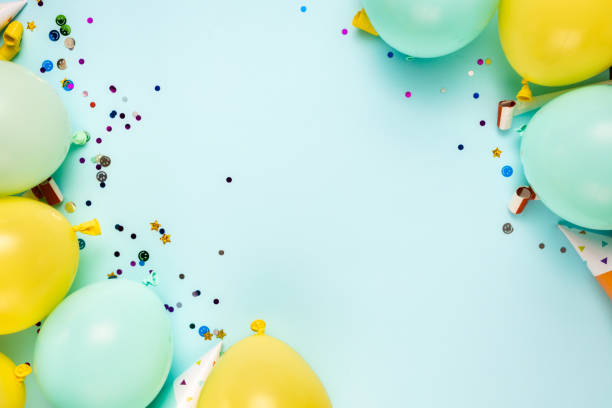 плоская обрамляемая декоративной партией пастелью на синем фоне вид сверху. поздравительная открытка на день рождения - balloon birthday confetti streamer стоковые фото и изображения