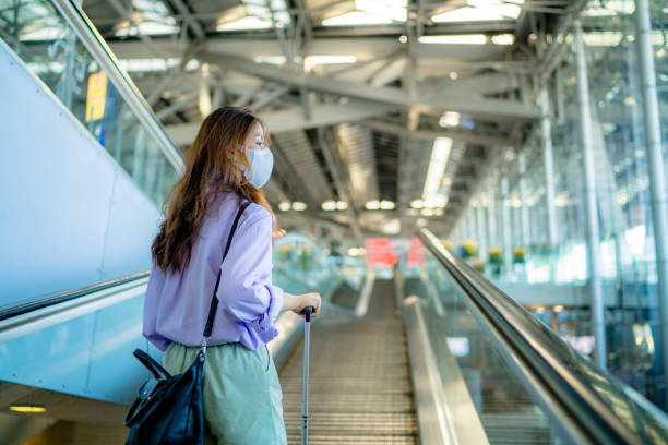 важно путешествовать в период локдауна, носить маску и соблюдать социальное дистанцирование. - moving walkway escalator airport walking стоковые фото и изображения