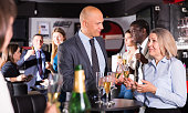 mann-und-frau-trinken-alkohol-auf-party.jpg?b=1&s=170x170&k=20&c=vvmv15cvPIwpKaDNzns1a51vnLRUDidVuYvfpD2jXe4=