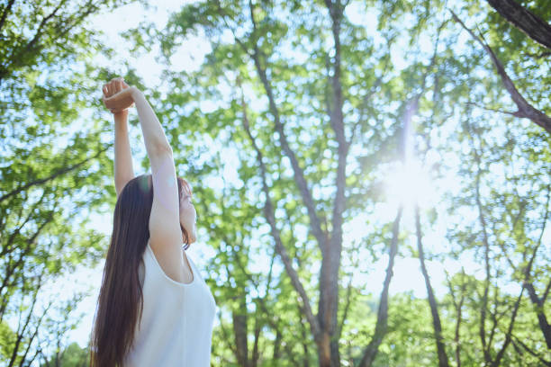 森の中でくつろげる若い日本人女性 - リフレッシュ ストックフォトと画像