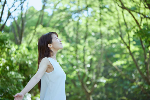 森の中でくつろげる若い日本人女性 ストックフォト