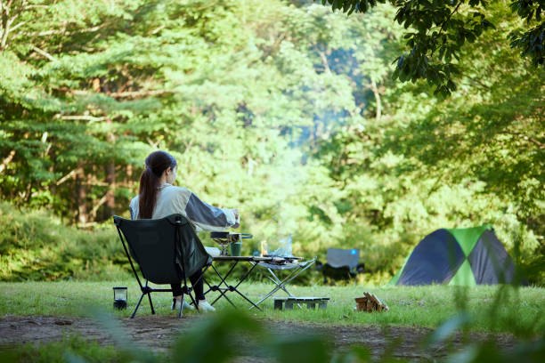 mujer joven japonesa hacer campamento en solitario - oriental tent fotografías e imágenes de stock