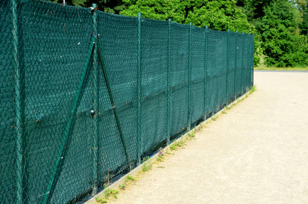 il tessuto di ombreggiatura sulla recinzione metallica crea uno spazio privato e in un attimo si ha una recinzione opaca da fastidiosi vicini e viste dalla strada, dal cantiere - privacy partition foto e immagini stock