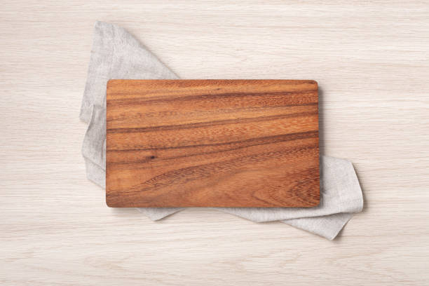 tabla de cortar madera en servilleta de lino - tabla de cortar fotografías e imágenes de stock