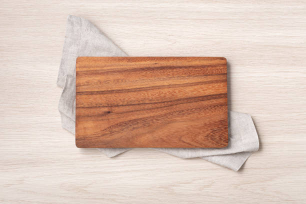 wood cutting board on linen napkin - 砧板 個照片及圖片檔