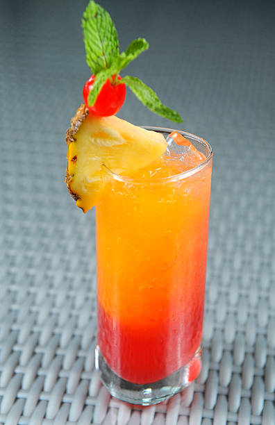 cóctel con piña - hurricane cocktail fotografías e imágenes de stock