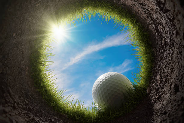 la pelota de golf está cayendo en el hoyo. vista desde el interior del agujero. ilustración renderizada en 3d. - putting down fotografías e imágenes de stock