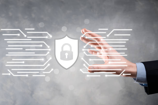 Protection network security computer and safe your data concept, Businessman holding shield protect icon. lock symbol, concept about security, cybersecurity and protection against dangers. protección de la red de seguridad de la computadora y seguro su concepto de datos, hombre de negocios que sostiene el icono de protección de escudo. símbolo de la cerradura, concepto sobre seguridad, ciberseguridad y protección contra peligros