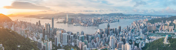 panorama épique vue aérienne du port de victoria, hong kong, dans une journée de ciel clair, vue du côté sud - hong kong skyline panoramic china photos et images de collection