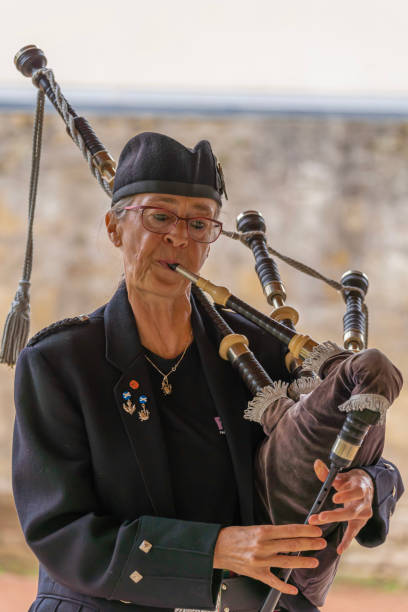 лангрун-сюр-мер, франция - 08 05 2021: auld alliance pipe band - tank musician стоковые фото и изображения