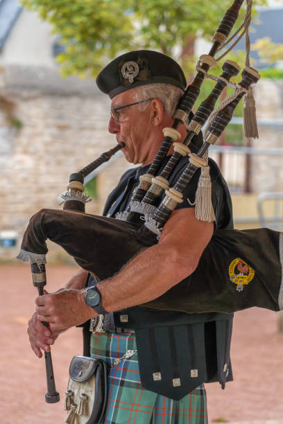 лангрун-сюр-мер, франция - 08 05 2021: auld alliance pipe band - tank musician стоковые фото и изображения