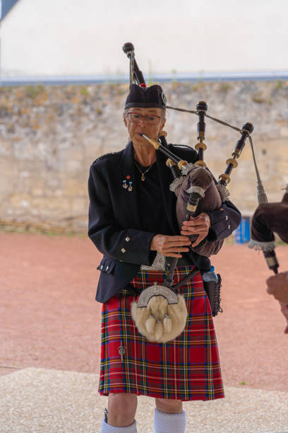 langrune-sur-mer, france - 08 05 2021: auld alliance pipe band - tank musician imagens e fotografias de stock